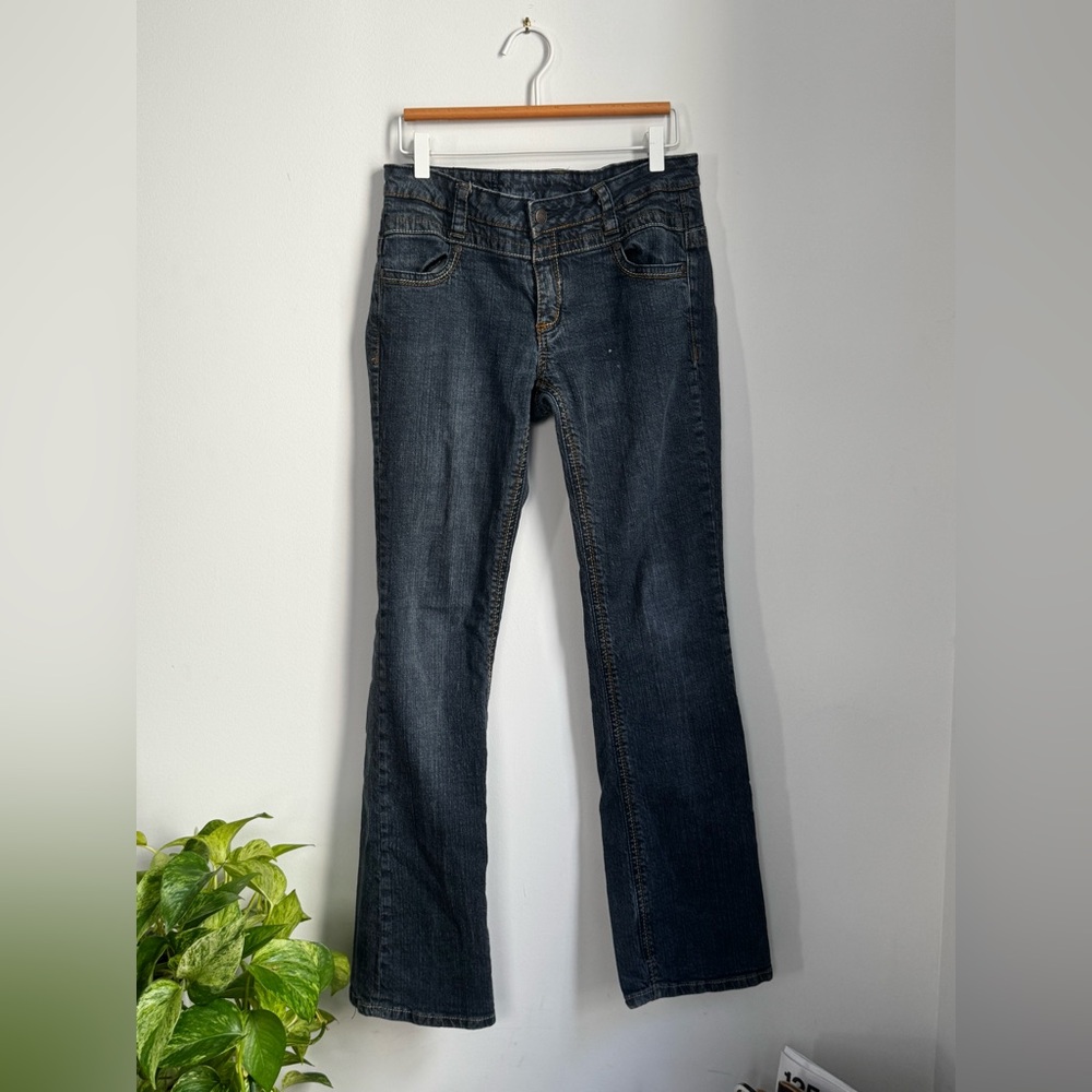Women’s Straight-Leg Jeans in Dark Blue - Classic Everyday Style